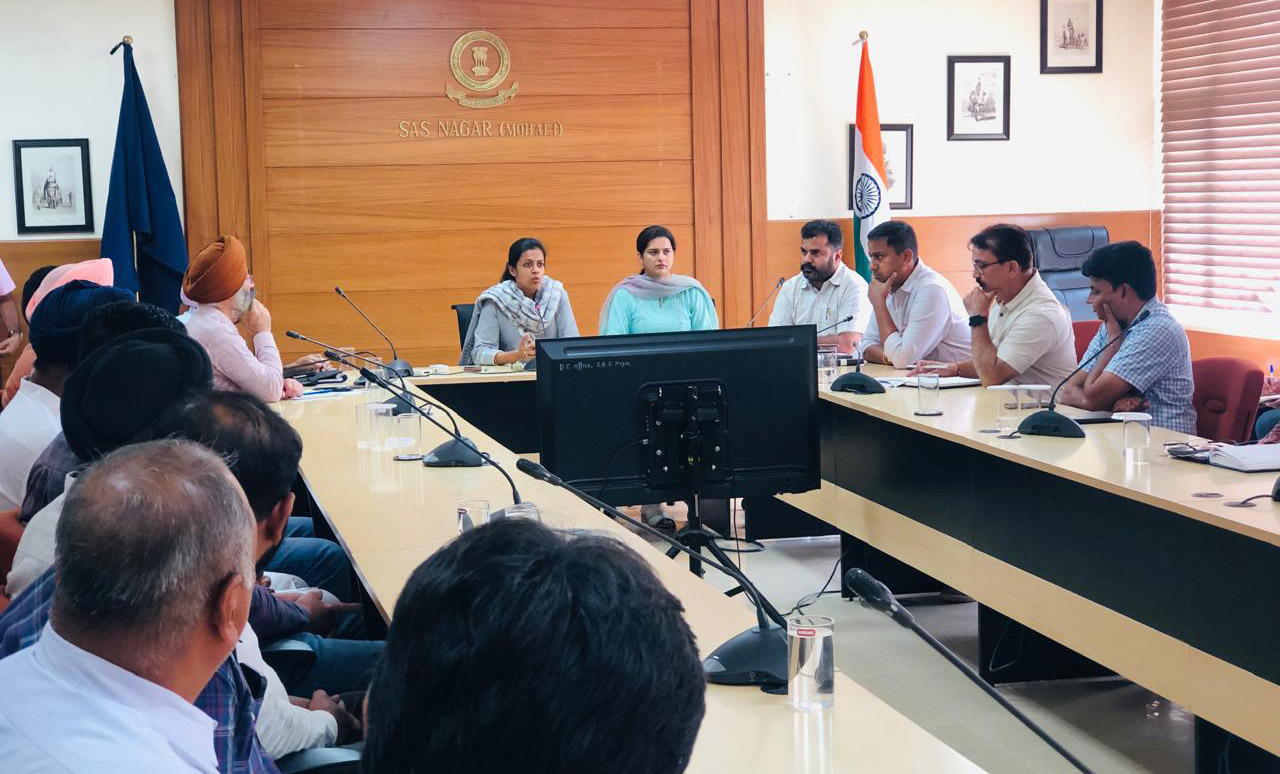 डीसी ने जिले में उद्योगों को ईंधन के रूप में पुआल का उपयोग करने, जिले के किसानों से जितना संभव हो उतना पुआल इकट्ठा करने और उपभोग करने के लिए प्रोत्साहित किया।